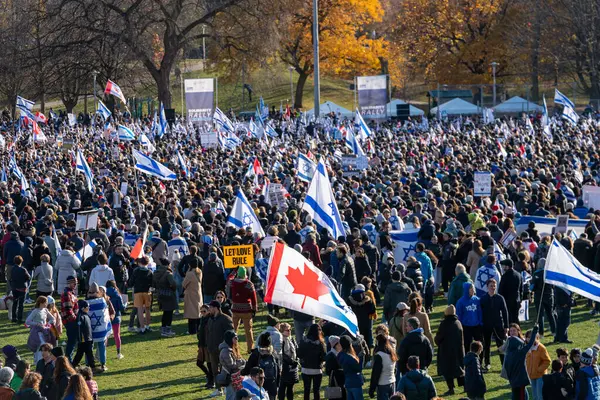 UJA (Birleşik Yahudi Temyiz Topluluğu) Rehineler İçin Dayanışma Yürüyüşü 12 Kasım 2023 'te Toronto' da parkı, dayanışma pankartlarının arka planına karşı kolektif empati odağı haline getirdi.