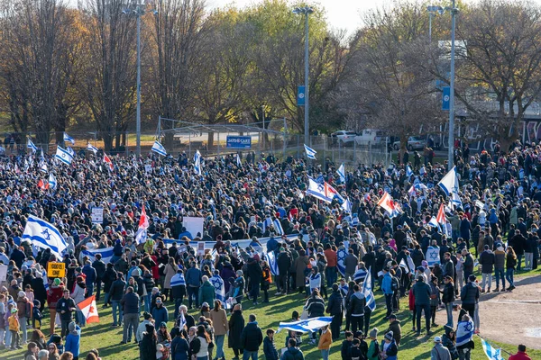 UJA (Birleşik Yahudi Temyiz Topluluğu) Rehineler İçin Dayanışma Yürüyüşü 12 Kasım 2023 'te Toronto' da parkı, dayanışma pankartlarının arka planına karşı kolektif empati odağı haline getirdi.
