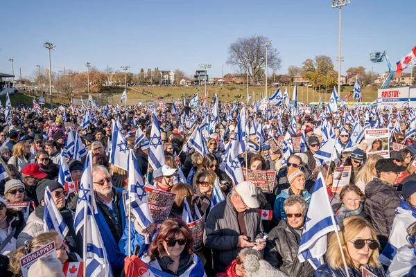 UJA (Birleşik Yahudi Temyiz Topluluğu) Rehineler İçin Dayanışma Yürüyüşü 12 Kasım 2023 'te Toronto' da parkı, dayanışma pankartlarının arka planına karşı kolektif empati odağı haline getirdi.