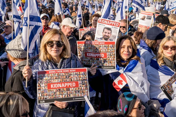 UJA (Birleşik Yahudi Temyiz Topluluğu) Rehineler İçin Dayanışma Yürüyüşü 12 Kasım 2023 'te Toronto' da parkı, dayanışma pankartlarının arka planına karşı kolektif empati odağı haline getirdi.