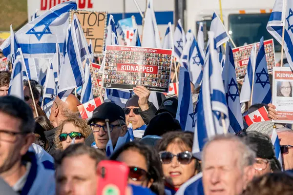 UJA (Birleşik Yahudi Temyiz Topluluğu) Rehineler İçin Dayanışma Yürüyüşü 12 Kasım 2023 'te Toronto' da parkı, dayanışma pankartlarının arka planına karşı kolektif empati odağı haline getirdi.