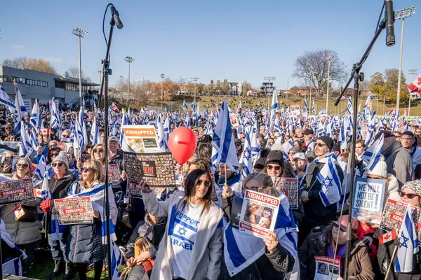 UJA (Birleşik Yahudi Temyiz Topluluğu) Rehineler İçin Dayanışma Yürüyüşü 12 Kasım 2023 'te Toronto' da parkı, dayanışma pankartlarının arka planına karşı kolektif empati odağı haline getirdi.