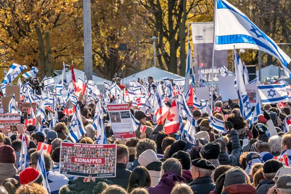 2023年11月12日 联合犹太呼吁 Uja 声援多伦多的人质组织在团结横幅的背景下 将该公园转变为集体同情的焦点 作为参与者 — 图库照片