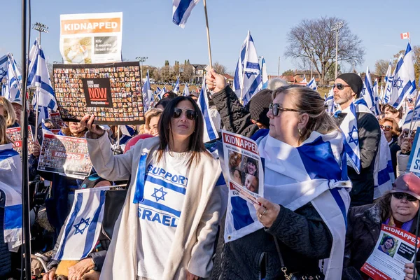 UJA (Birleşik Yahudi Temyiz Topluluğu) Rehineler İçin Dayanışma Yürüyüşü 12 Kasım 2023 'te Toronto' da parkı, dayanışma pankartlarının arka planına karşı kolektif empati odağı haline getirdi.