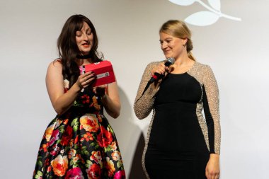 Tampon Festivali 2023 Drake Otel ve Cennet Tiyatrosu, Kasım, Toronto, Kanada: Sam Linde (Sam Fall olarak da bilinir), Saskia Vanell Festival Onur Ödülü 'nü sundu. 