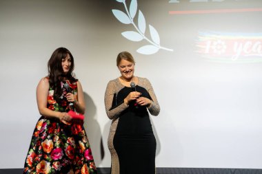 Tampon Festivali 2023 Drake Otel ve Cennet Tiyatrosu, Kasım, Toronto, Kanada: Sam Linde (Sam Fall olarak da bilinir), Saskia Vanell Festival Onur Ödülü 'nü sundu. 