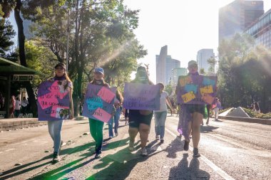 Mexico City 'de insanlar Uluslararası Kadın Günü' nü desteklemek için yürüyorlar.. 