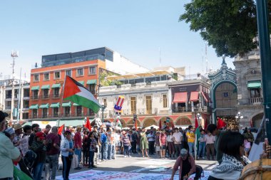 Puebla, Meksika -16 Mart 2024: Meksika 'nın Puebla kentinde Filistin yanlısı bir miting düzenlendi ve bölgede devam eden çatışmalar sırasında Filistinlilerle dayanışma içinde olan katılımcılar katıldı..