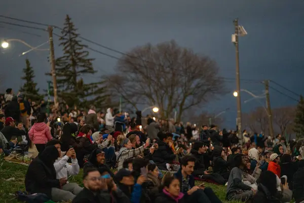 Toronto Canada April 2024 People Watch Beginning Partial Solar Eclipse — Stock Photo, Image
