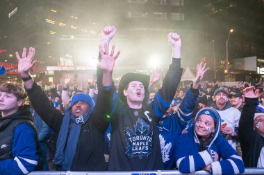 TORONONONONTO, ONTARIO, CANADA - 20 Nisan 2024: taraftarlar Scotiabank Arena 'nın dışındaki Maple Leaf Meydanı' nda toplandı. 