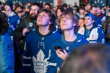 TORONONONONTO, ONTARIO, CANADA - 20 Nisan 2024: taraftarlar Scotiabank Arena 'nın dışındaki Maple Leaf Meydanı' nda toplandı. 