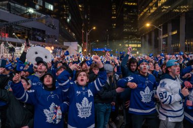 TORONONONONTO, ONTARIO, CANADA - 20 Nisan 2024: taraftarlar Scotiabank Arena 'nın dışındaki Maple Leaf Meydanı' nda toplandı. 