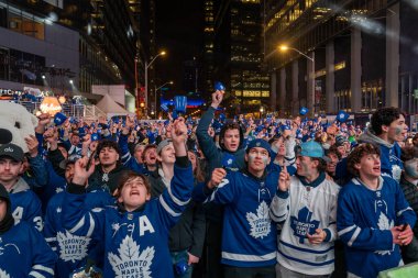 TORONONONONTO, ONTARIO, CANADA - 20 Nisan 2024: taraftarlar Scotiabank Arena 'nın dışındaki Maple Leaf Meydanı' nda toplandı. 