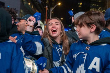 TORONONONONTO, ONTARIO, CANADA - 20 Nisan 2024: taraftarlar Scotiabank Arena 'nın dışındaki Maple Leaf Meydanı' nda toplandı. 