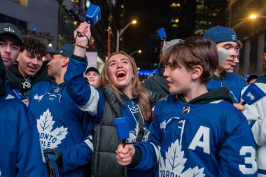 TORONONONONTO, ONTARIO, CANADA - 20 Nisan 2024: taraftarlar Scotiabank Arena 'nın dışındaki Maple Leaf Meydanı' nda toplandı. 