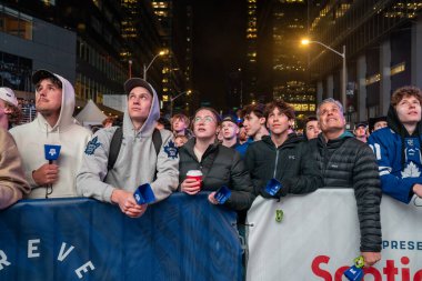 TORONONONONTO, ONTARIO, CANADA - 20 Nisan 2024: taraftarlar Scotiabank Arena 'nın dışındaki Maple Leaf Meydanı' nda toplandı. 