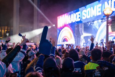 TORONONONONTO, ONTARIO, CANADA - 20 Nisan 2024: taraftarlar Scotiabank Arena 'nın dışındaki Maple Leaf Meydanı' nda toplandı. 