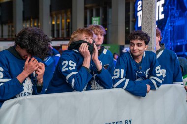 TORONONONONTO, ONTARIO, CANADA - 20 Nisan 2024: taraftarlar Scotiabank Arena 'nın dışındaki Maple Leaf Meydanı' nda toplandı. 