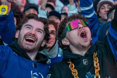 TORONONONONTO, ONTARIO, CANADA - 20 Nisan 2024: taraftarlar Scotiabank Arena 'nın dışındaki Maple Leaf Meydanı' nda toplandı. 