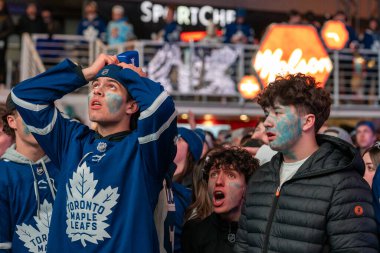 TORONONONONTO, ONTARIO, CANADA - 20 Nisan 2024: taraftarlar Scotiabank Arena 'nın dışındaki Maple Leaf Meydanı' nda toplandı. 
