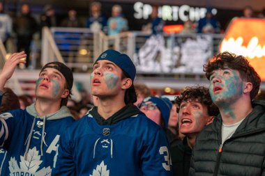 TORONONONONTO, ONTARIO, CANADA - 20 Nisan 2024: taraftarlar Scotiabank Arena 'nın dışındaki Maple Leaf Meydanı' nda toplandı. 