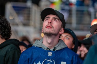 TORONONONONTO, ONTARIO, CANADA - 20 Nisan 2024: taraftarlar Scotiabank Arena 'nın dışındaki Maple Leaf Meydanı' nda toplandı. 