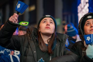 TORONONONONTO, ONTARIO, CANADA - 20 Nisan 2024: taraftarlar Scotiabank Arena 'nın dışındaki Maple Leaf Meydanı' nda toplandı. 