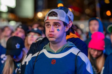 TORONONONONTO, ONTARIO, CANADA - 20 Nisan 2024: taraftarlar Scotiabank Arena 'nın dışındaki Maple Leaf Meydanı' nda toplandı. 