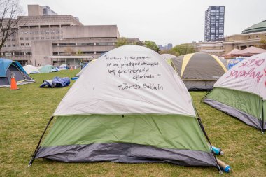 İmza ve sprey boyayla Toronto Üniversitesi 'nde Filistin yanlısı mesajlarla çadır kurmuşlar. Öğrenciler, Filistin yanlısı bir kampla kampüsü işgal ediyor. Filistin hakları için küresel hareketler yansıtıyorlar.