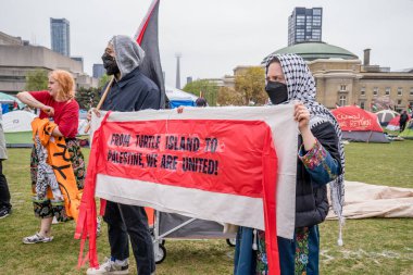 Kırmızı Elbise Günü adına, Torontos King Koleji Çemberi 'ni işgal eden öğrenciler tarafından oluşturulan kampta, kayıp ve öldürülen yerli kadınlar ve kızlar için ulusal farkındalık günü..  