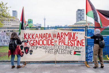 Toronto Üniversitesi 'nde Filistin yanlısı mesajlaşma imzası. Öğrenciler Filistin yanlısı bir kampla kampüsü işgal ediyor, Filistin hakları için küresel hareketleri yansıtırken, muhalif görüşleri dışlayan bariyerler kuruyor,
