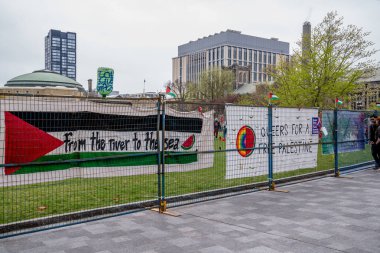 Toronto Üniversitesi 'nde Filistin yanlısı mesajlaşma imzası. Öğrenciler Filistin yanlısı bir kampla kampüsü işgal ediyor, Filistin hakları için küresel hareketleri yansıtırken, muhalif görüşleri dışlayan bariyerler kuruyor,