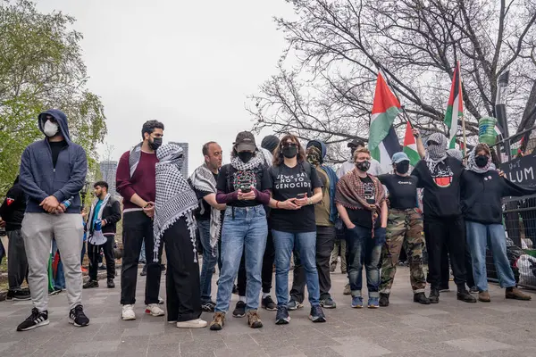 Masked Pro Palestinian Students Form Human Chain Preventing Pro Israel — Stock Photo, Image