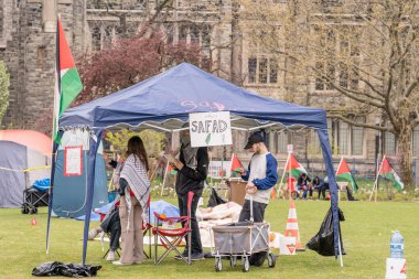Toronto Üniversitesi öğrencileri kampüsü Filistin yanlısı bir kampla işgal ediyor, Filistin hakları için küresel hareketleri yansıtırken, muhalif görüşleri dışlayan, kampüs kutuplaşmasını yoğunlaştıran engeller koyuyorlar..