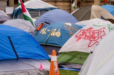 İmza ve sprey boyayla Toronto Üniversitesi 'nde Filistin yanlısı mesajlarla çadır kurmuşlar. Öğrenciler, Filistin yanlısı bir kampla kampüsü işgal ediyor. Filistin hakları için küresel hareketler yansıtıyorlar.
