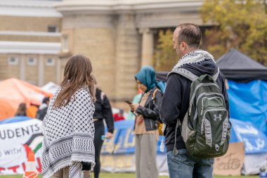 Toronto Üniversitesi öğrencileri kampüsü Filistin yanlısı bir kampla işgal ediyor, Filistin hakları için küresel hareketleri yansıtırken, muhalif görüşleri dışlayan, kampüs kutuplaşmasını yoğunlaştıran engeller koyuyorlar..