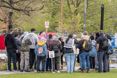 Toronto Üniversitesi öğrencileri kampüsü Filistin yanlısı bir kampla işgal ediyor, Filistin hakları için küresel hareketleri yansıtırken, muhalif görüşleri dışlayan, kampüs kutuplaşmasını yoğunlaştıran engeller koyuyorlar..