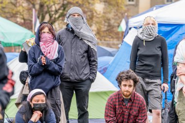 Toronto Üniversitesi öğrencileri kampüsü Filistin yanlısı bir kampla işgal ediyor, Filistin hakları için küresel hareketleri yansıtırken, muhalif görüşleri dışlayan, kampüs kutuplaşmasını yoğunlaştıran engeller koyuyorlar..