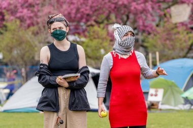 Filistinli protestocular Torontos King College Circle Üniversitesini işgal eden öğrenciler tarafından oluşturulan kampta poz verdiler.  