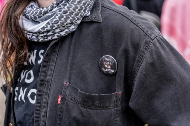 Yahudi yanlısı Filistinli protestocu, Torontos King Koleji Çemberi 'ni işgal eden öğrenciler tarafından oluşturulan kampta fotoğraf için poz veriyor..  