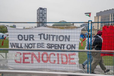Toronto Üniversitesi 'nde Filistin yanlısı mesajlaşma imzası. Öğrenciler Filistin yanlısı bir kampla kampüsü işgal ediyor, Filistin hakları için küresel hareketleri yansıtırken, muhalif görüşleri dışlayan bariyerler kuruyor,