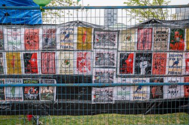 Toronto Üniversitesi 'nde Filistin yanlısı mesajlaşma imzası. Öğrenciler Filistin yanlısı bir kampla kampüsü işgal ediyor, Filistin hakları için küresel hareketleri yansıtırken, muhalif görüşleri dışlayan bariyerler kuruyor,