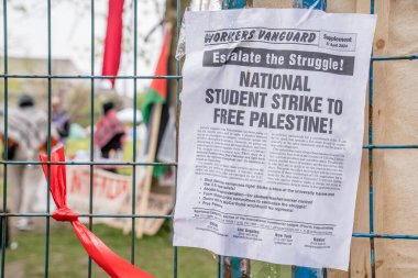 Toronto Üniversitesi 'nde Filistin yanlısı mesajlaşma imzası. Öğrenciler Filistin yanlısı bir kampla kampüsü işgal ediyor, Filistin hakları için küresel hareketleri yansıtırken, muhalif görüşleri dışlayan engeller koyuyorlar.