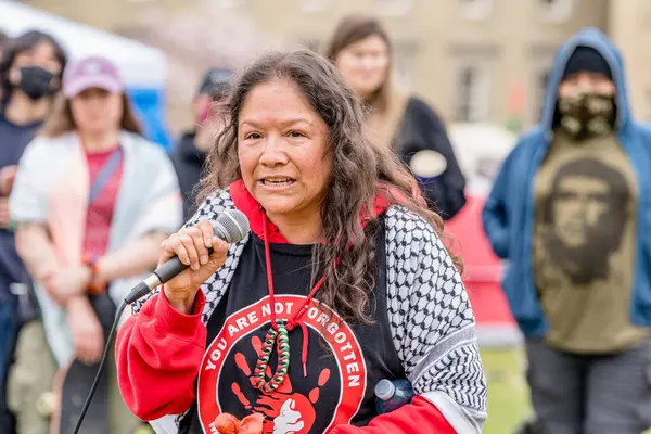 Indigenious Activist Talks Behalf Red Dress Day National Day Awareness — Stock Photo, Image