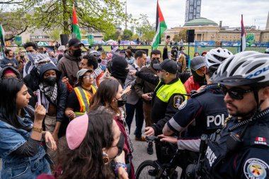 Kanada, Toronto - 8 Mayıs 2024: Filistinli protestocular Toronto Üniversitesi 'nde görüşlerini tutkuyla ifade ettiler