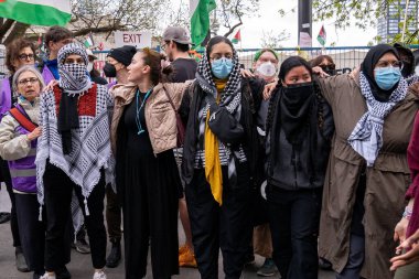 Kanada, Toronto - 8 Mayıs 2024: Filistinli protestocular Toronto Üniversitesi 'nde görüşlerini tutkuyla ifade ettiler