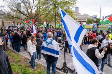 Kanada, Toronto - 8 Mayıs 2024: Filistin yanlısı ve İsrail yanlısı protestocular, Toronto Üniversitesi 'ndeki King' s College Circle 'ı işgal eden öğrenci kampı önünde yoğun bir değişim ile görüşlerini tutkuyla ifade ettiler.