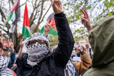 Kanada, Toronto - 8 Mayıs 2024: Filistinli protestocular Toronto Üniversitesi 'nde görüşlerini tutkuyla ifade ettiler