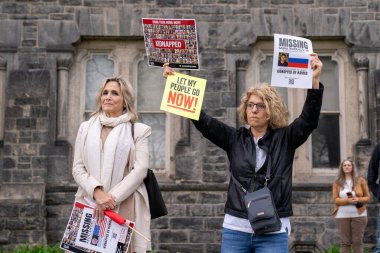 TORONONONONTO, ONTARIO, CANADA - 8 Mayıs 2024: Toronto Üniversitesi 'nde pankartlı protestocular