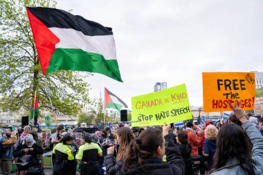 Kanada, Toronto - 8 Mayıs 2024: Filistinli protestocular Toronto Üniversitesi 'nde görüşlerini tutkuyla ifade ettiler